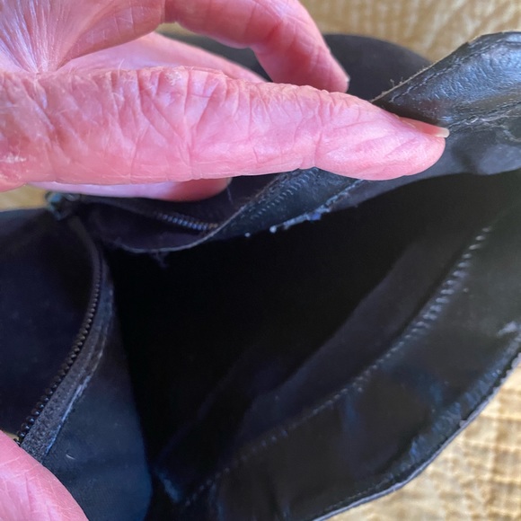 Black suede fringe short boots with side zipper. - Picture 3 of 6